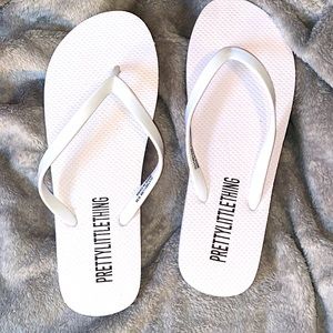 **BRAND NEW** Pretty Little Thing white flip flops size 8 Woman’s